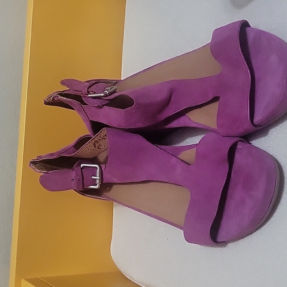 Gentle Souls sandals fuschia